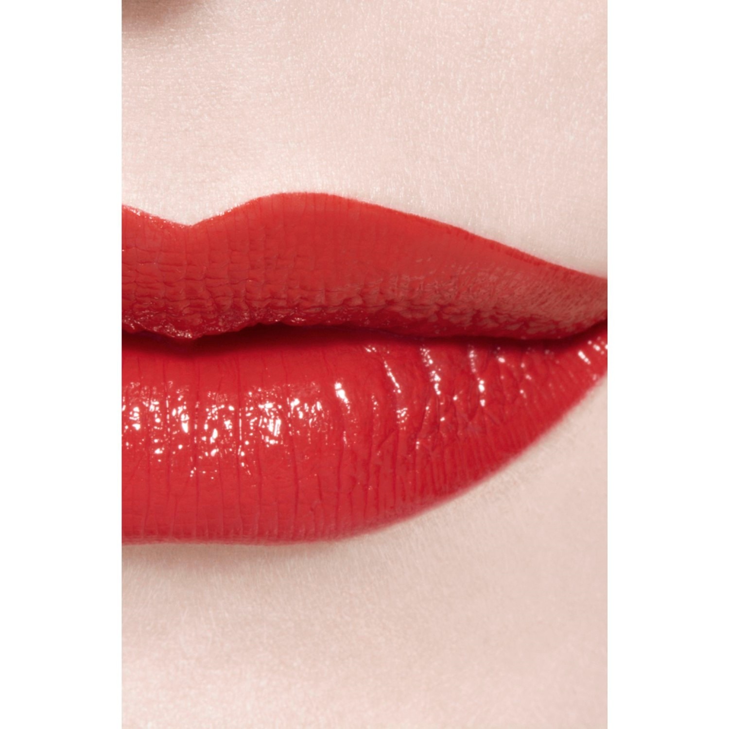 LA BARRA DE LABIOS HIDRATANTE Y REPULPADORA DE LARGA DURACIÓN. COLOR Y BRILLO INTENSOS.